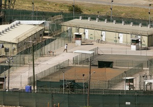 Общественность раскритиковала идею строительства, как мы выражаемся, футбольного поля для заключенных Гуантанамо