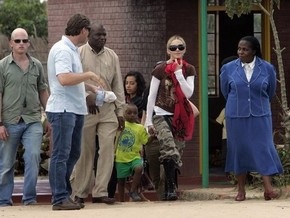 Суд перенес решение об удочерении Мадонной девочки из Малави
