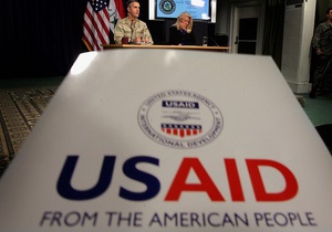 Клинтон просит продлить срок работы USAID в России