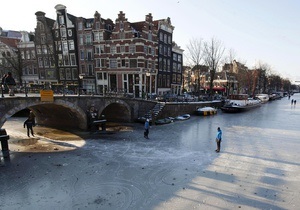 В Голландии впервые за 15 лет замерзли каналы, в Париже работает ледокол