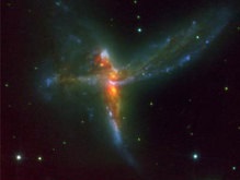 Ученые обнаружили систему из трех сливающихся галактик