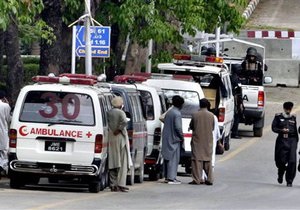 В Пакистане смертники взорвали армейский центр: около 70 погибших