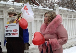 У Качановской колонии проходит немногочисленный митинг сторонников Тимошенко