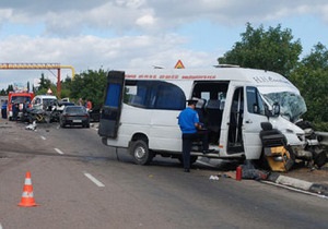 В Крыму столкнулись два автомобиля и микроавтобус: двое человек погибли, семеро детей в больнице