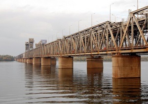 новости Днепропетровска - В Днепропетровске девушка прыгнула с парапета Амурского моста
