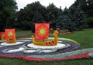 Власти Киева отчитываются об украшении Киева цветами отредактированными фото - соцсети - киевзеленбуд - крещение руси