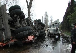 В Балаклаве прицеп 16-тонного бензовоза перевернулся на автомобиль: двое погибших