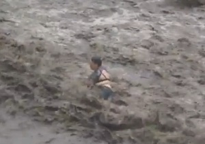 Видео стихии в Харькове: поток воды сбил с ног женщину и протащил 150 метров