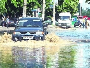 В Соломенском районе Киева затопило улицу