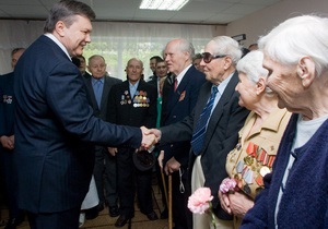Янукович сфотографировался с ветеранами