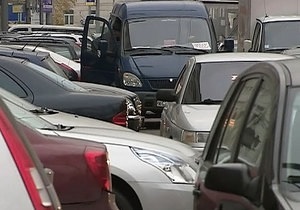 В Москве анархисты разгромили несколько дорогих автомобилей на автостоянке