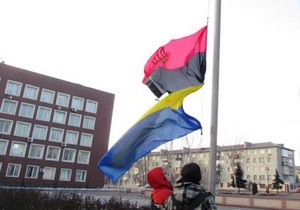 Свобода заявляет о преследовании своих членов из-за поднятого в родном городе Януковича флага УПА