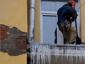 Россиянка погибла от снежной глыбы, упавшей с крыши пятиэтажки