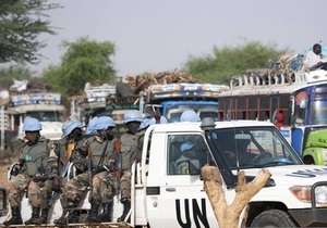 ЮНАМИД: В Дарфуре повстанцы захватили трех сотрудников миссии ООН, еще 49 не желают бросать коллег