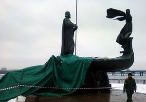 Обрушился памятник основателям Киева