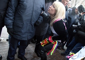 Активистки FEMEN  помочились  на милиционеров и здание Кабмина