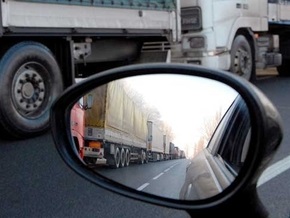 Бастующие на окружной дороге Киева перевозчики требуют встречи с Ющенко