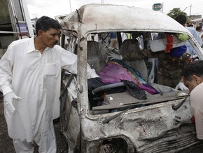 В Пакистане заминированный мотоцикл врезался в автобус: шестеро погибли, около 30 ранены