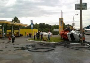 В Киеве возле АЗС перевернулся бензовоз