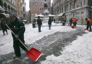 Власти Италии на уборку снега вывели военных