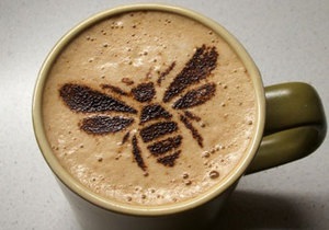Ученые улучшили память пчел с помощью кофеина