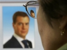 Медведев увеличил отрыв после подсчета половины голосов