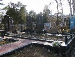 В Киеве отменили плату за въезд на кладбища