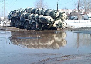 В России зенитно-ракетный комплекс застрял в грязи по дороге на репетицию парада Победы