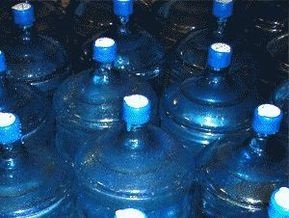 Питьевая вода в пластиковых бутылках не чище водопроводной, - лабораторный анализ