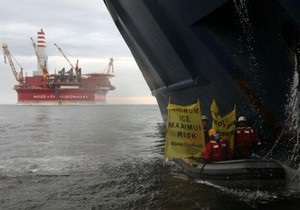 Активисты Greenpeace из 10 стран продолжают осаду платформы Газпрома в Арктике