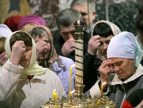 Опрос: Украинцы больше всего доверяют церкви, меньше всего - Раде