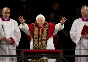 Папа Римский на пасхальной мессе призвал верующих противостоять силам тьмы