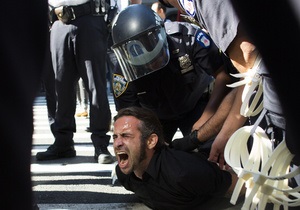 В Нью-Йорке активисты движения Захвати Уолл-стрит отметили годовщину. Полиция арестовала 35 человек