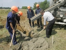 Ющенко залил в Карпатах второй за сутки фундамент дома