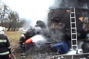 В Волынской области поезд столкнулся с автофургоном и загорелся