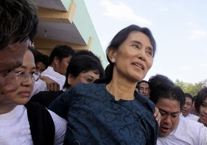 Освобожденная лидер оппозиции Мьянмы выступила за мирную революцию в стране