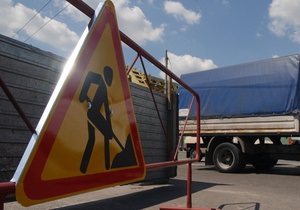 Сегодня начнут ремонтировать покрытие Пешеходного моста в Киеве