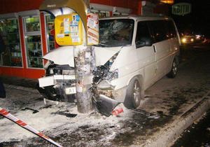 ДТП в Киеве: Водитель сбил троих пешеходов и скрылся с места аварии