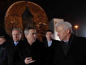 СМИ: Спустя полгода после открытия в Киеве начал разрушаться памятник Гонгадзе