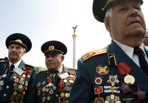 В День Победы Янукович и Азаров пройдут в колонне с ветеранами