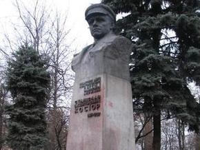В столице демонтируют памятники советским деятелям