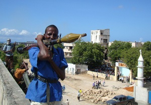 Евросоюз одобрил военные операции на суше Сомали