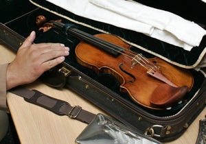 В Швейцарии потерянную скрипку Страдивари оставили в бюро находок