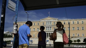 Еврокомиссия не собирается пересматривать условия кредитных соглашений с Грецией