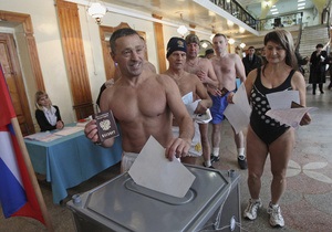 На Алтае любители зимнего плавания пришли голосовать в трусах