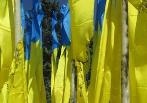 В центре Донецка на флагштоках горисполкома подожгли флаги Украины
