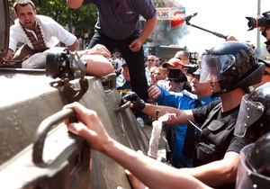 Бронемашину перед митингом сопровождали внедорожники лидеров оппозиции - глава МВД