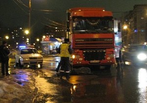Новости Киева - ДТП в Киеве - фура сбила на переходе - на Алма-Атинской фура сбила