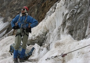 В горах Памира спасены двое из троих пропавших украинских альпинистов