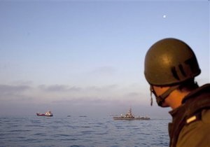 Израильские военные пытаются уговорить экипаж судна с гумпомощью для Газы сменить маршрут